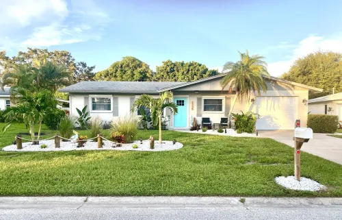 Barefoot Dreams 2 Bed 2 Bath Private Pool Home - Fenced In Yard -10 min to beach Hotels in Venice Gardens