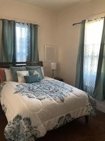 Downtown Red Bluff Turn-of-the-Century Apartment w/ Kitchenette Отели в г. Ред Блафф