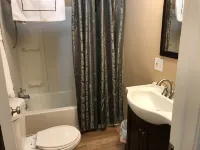 Freshly Remodeled 2 Bedroom, Full Kitchen, living Room Suite, in Cascade unit #1