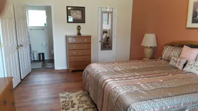 Beautiful 4 BR/2BA Private Pool Home Near Weeki Wachee Springs