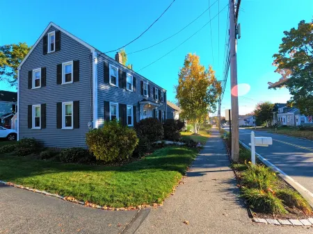 In-Town Kennebunk - walk to mult cafes/restaurants/shops! Beaches 6 mins away! Отели в г. Кеннебанк