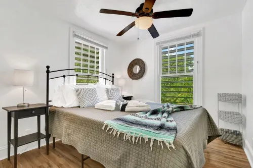 Cozy Apartment 2 miles from the beach with Pool
