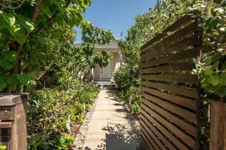 Garden Home  - Easy access to Tourist Attractions Отели рядом с достопримечательностью «Национальный исторический парк Лос Энсинос»