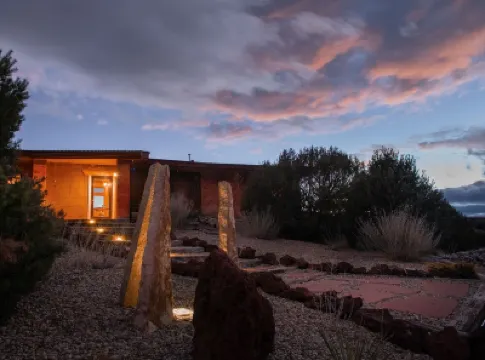 The Red Earth Palace Retreat - Private Natural Hot Spring Access โรงแรมใน