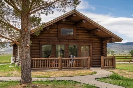 Beautiful Log Cabin Near Fishing Access To Yellowstone