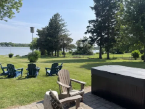 Lake Ontario's Family Retreat: Natural Peace and Modern Luxuries グリースのホテル