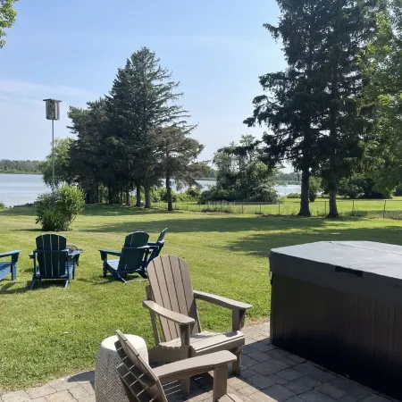 Lake Ontario's Family Retreat: Natural Peace and Modern Luxuries