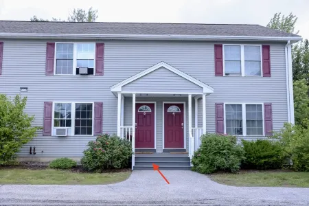 MaineStay Central Bangor Townhouse Near airport & Acadia Park w washer & dryer, Отели рядом с достопримечательностью «John Bapst Memorial High School»