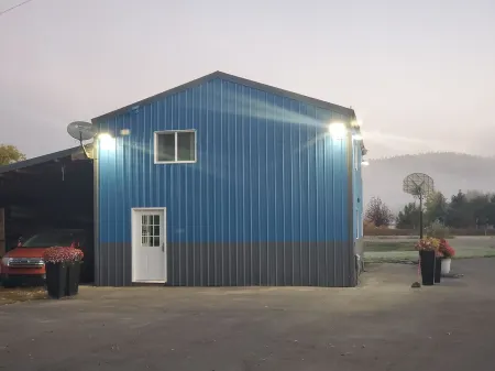 A cozy getaway with lakefront access.