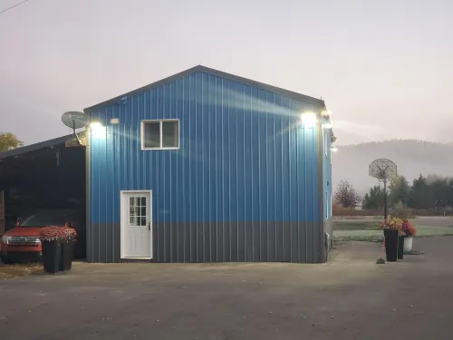 A cozy getaway with lakefront access.