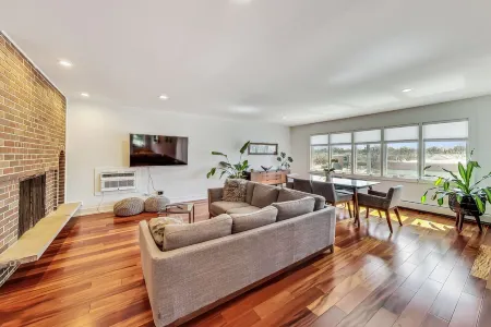 Oakton St. Inn, Evanston near Northwestern, Loyola and Chicago Отели в г. Эванстон