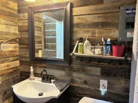 Charming Creekside Cabin next to 4 Mile Creek with mountain views. Dog friendly!