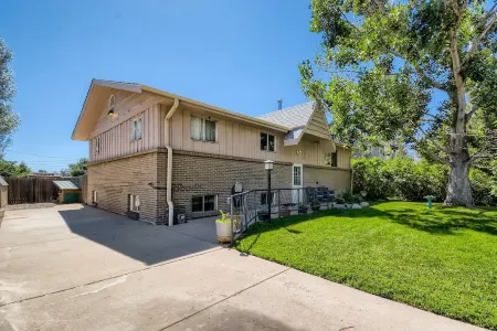 Cheerful 3 Bedroom Basement Apartment in Golden Отели рядом с достопримечательностью «Boettcher Mansion»