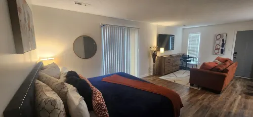MODERN STUDIO - 2 BEDS - CLOSE TO DWNTWN!