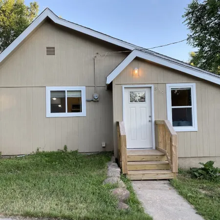 — Bear Bungalow Hot Springs — Fully Remodeled, Convenient Location
