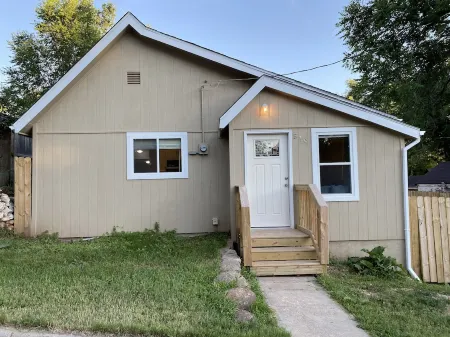 — Bear Bungalow Hot Springs — Fully Remodeled, Convenient Location Отели рядом с достопримечательностью «Black Hills Putt 4 Fun»