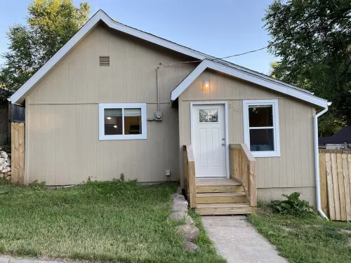 — Bear Bungalow Hot Springs — Fully Remodeled, Convenient Location