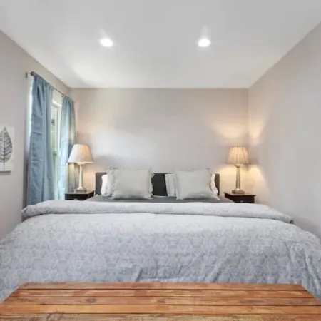 Lovely Remodeled Home! Walk Downtown! w/firepit