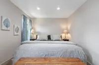 Lovely Remodeled Home! Walk Downtown! w/firepit - de charme