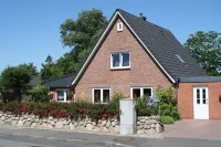near the dyke (30m) and green beach, sea water swimming pool - Wifi