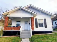 Charming Bungalow on a Budget - Dog & Family Friendly, Outdoor Area, Laundry Các khách sạn gần King University