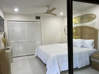 Discount Naples Park Shore Resort Penthouse Hog Fish Harry’s