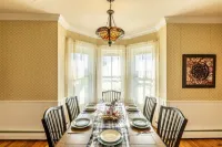 Charming Farmhouse w King Bed Hot Tub & EV Charger