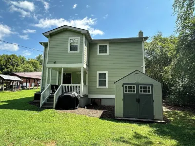 NEW VRBO!! CREEKSIDE HOUSE NEAR PISGAH FOREST ENTRANCE AND BREVARD Hotels near White Squirrel Shoppe