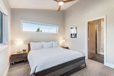 MTN BIKER DREAM ~ along trails ~ gear storage ~ hottub ~ resort amenities Hotels near Deschutes National Forest - Forest Supervisor's Office
