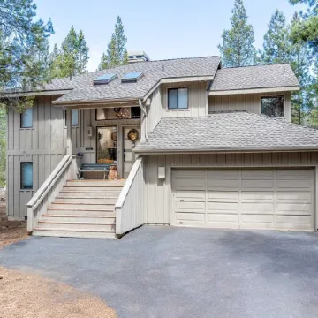 Steps to the SHARC, walk to the Village/Ft Rock, 3 BDR Suites/Hot Tub/Central AC