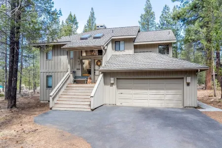 Steps to the SHARC, walk to the Village/Ft Rock, 3 BDR Suites/Hot Tub/Central AC