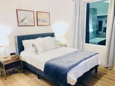 Huge Deck Overlooking Waller Creek & Lush Backyard Hotels in Central Austin