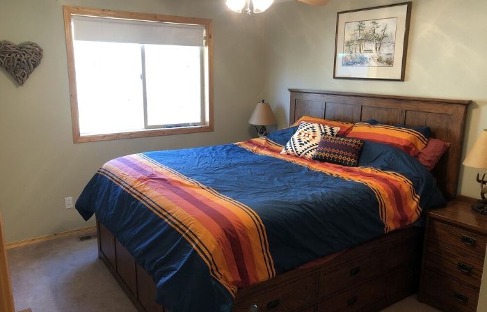 Charming Waterfront Pine Cabin on Curlew Lake