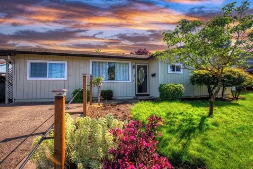 Garden House fenced yard with covered patio. Pets okay. Close access to shops. Hotels in Oregon City