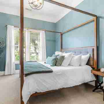 1884 Modernized Home: Fire Pit, Tesla Tech, Near Downtown Rooms