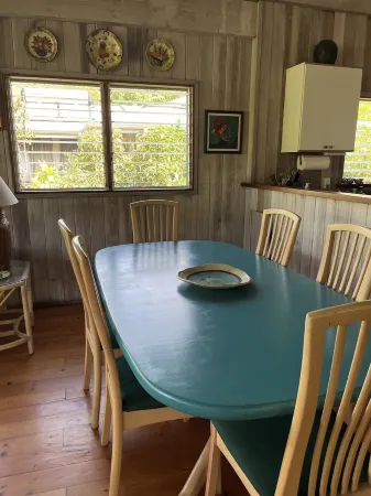 Quiet get-away in Lush Tropical Setting- 5 min walk to snorkeling beach!