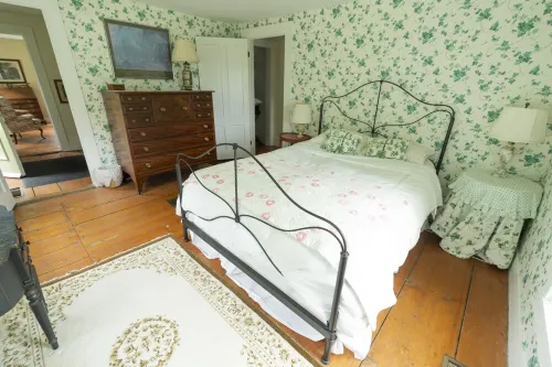 Historic Home w/glass house, mtn views, swim pond, near skiing, weekly discounts