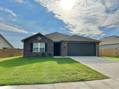 Lakewood Lounge - Quiet Area, Walking Trails, Community Park