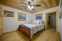 Cozy Cabin in the Heart of Beaver's Bend State Park Hotels in Broken Bow