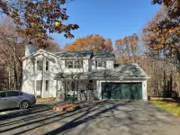 Poconos house near Kalahari Kalahari Waterpark Resort Convention Center附近的飯店