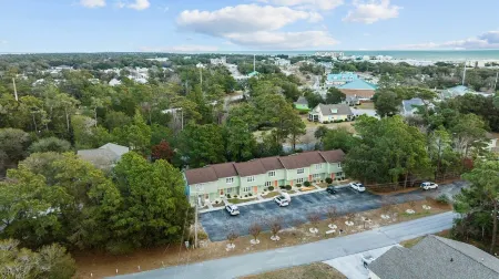 Sleeps 5! 2 Br, 2.5BA Townhome-Walk to Beach & Dining – Your Escape Awaits!