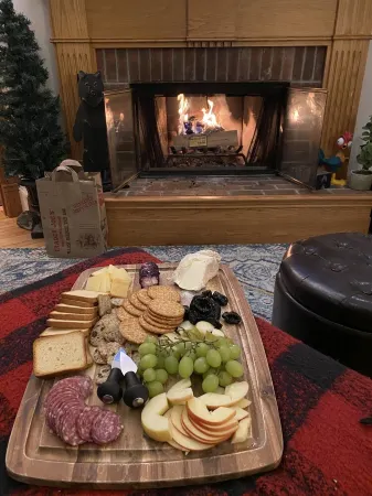 Gorgeous Mountain View in Manchester, Shopping, Dining, Spa. 5 min walk to town. Отели рядом с достопримечательностью «Даттон Фарм Станд»