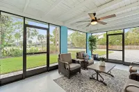 Charming Naples Retreat – Your Perfect Getaway!