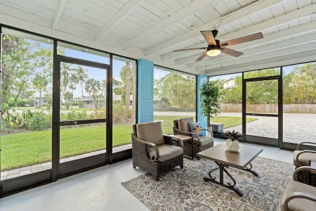 Charming Naples Retreat – Your Perfect Getaway! Отели рядом с достопримечательностью «Нейплс Пир»