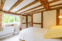Beautiful 16th Century House in National Park 1 hr from London with Small Pool Hôtels à : 