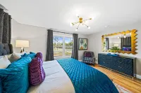 THE STARDUST - Sleeps 14 • 4 Bedrooms • Heated Pool & Spa