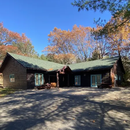 Northwoods Rustic Lodge steps away from Round Lake in Richardson Bay & Pontoon
