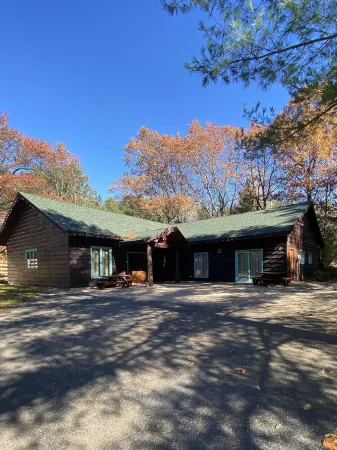 Northwoods Rustic Lodge steps away from Round Lake in Richardson Bay & Pontoon
