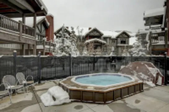 Copper Mountain -Spacious 1st Flr 2&2 near ski school/rentals,lift, hot tub
