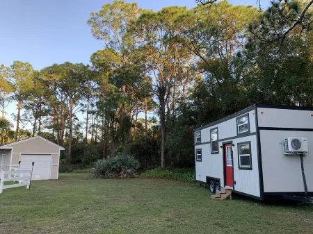 The Mini Melby - Tiny House on the Space Coast near area's most popular beaches Отели в г. Джун-Парк